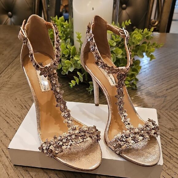 Elegant Gold T Strap Floral Heels Size 7 INC - Picture 2 of 16